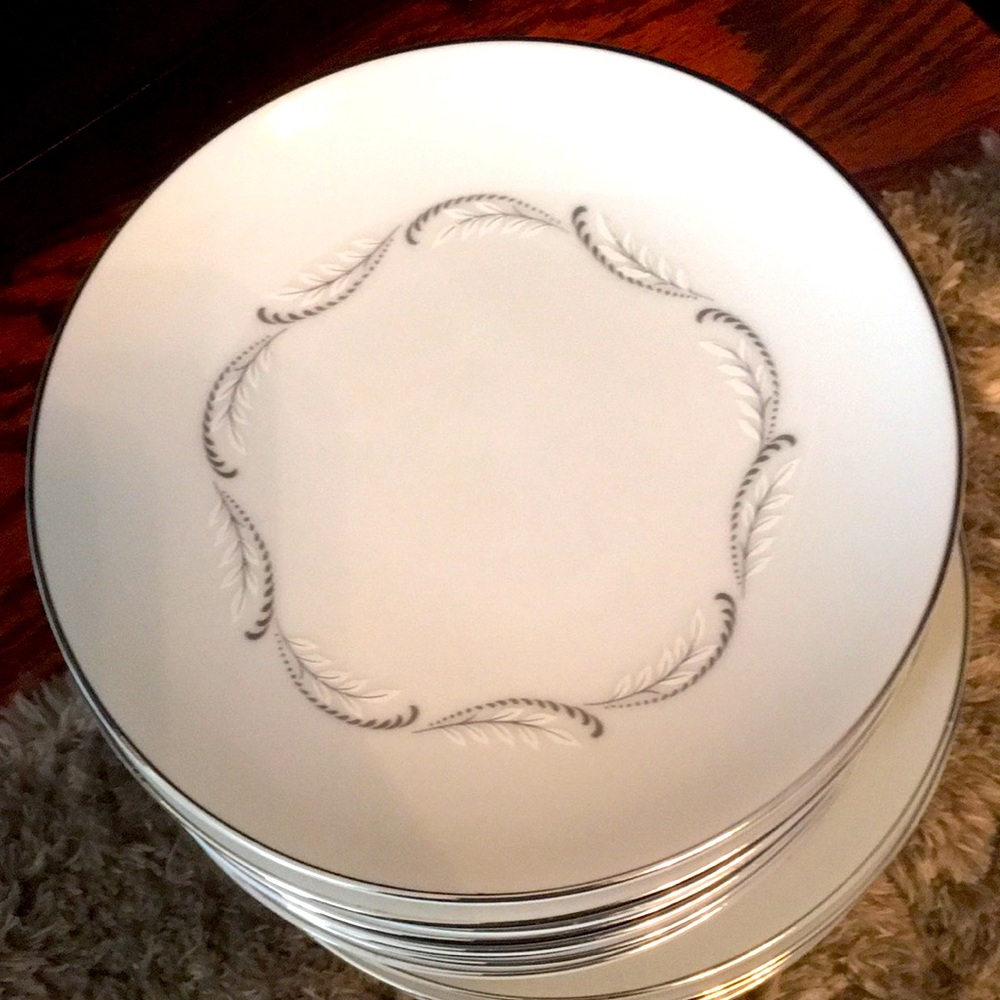 - Mikasa Odette Set of 4 Bread/Butter Dishes 🍽️